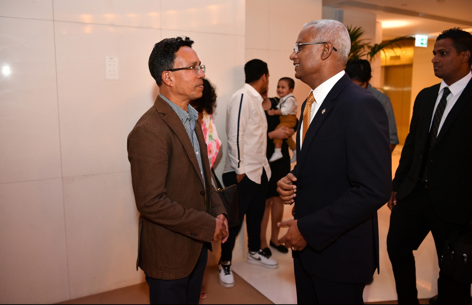 ޔޫއޭއީ: ޖެނުއަރީ 14، 2019- ރައީސް އިބްރާހިމް މުހައްމަދު ސޯލިހް، ޔުނައިޓެޑް އަރަބް އެމިރޭޓްސް (ޔޫއޭއީ) އަށް ކުރައްވަމުން ގެންދަވާ ރަސްމީ ދަތުރުފުޅުގައި އެގައުމުގައި ދިރިއުޅޭ ދިވެހިންނާ ބައްދަލުކުރައްވަނީ.---ފޮޓޯ: ރައީސް އޮފީސް