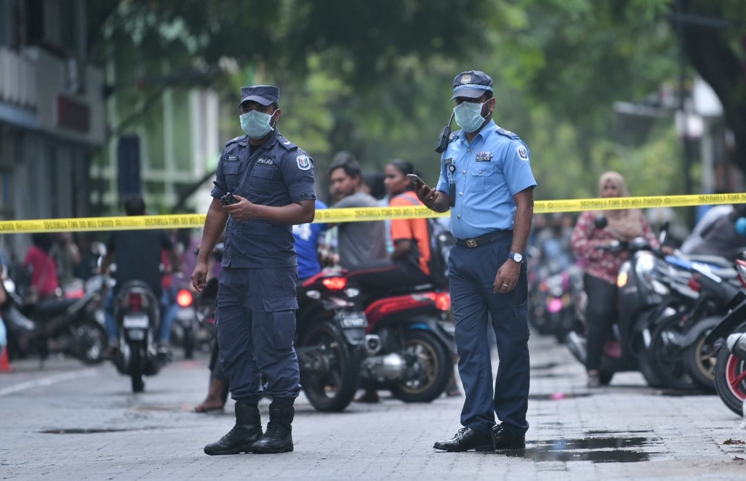 ހެލްތު މިނިސްޓްރީން މަދިރި ބޭސްފުޅިއެއް ފަޅައިގެން ދިއުމާ ގުޅިގެން މާސްކް އަޅައިގެން ތިބި ފުލުހުން އެ ސަރަހައްދުގައި ހަރަކާތްތެރިވަނީ.---ފޮޓޯ: ހުސައިން ވަހީދު/މިހާރު