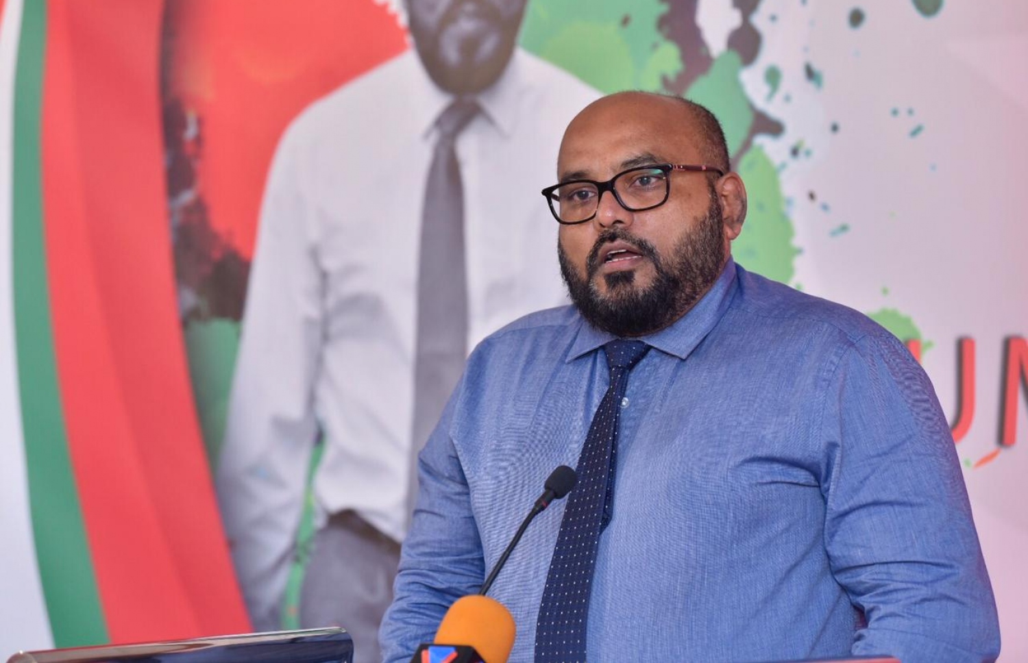 ޖުމްހޫރީ ޕާޓީ އަށް ސޮއިކުރެއްވުމަށް ފަހު ނަވާޒް މިރޭ ވާހަކަ ދައްކަވަނީ.---ފޮޓޯ: ނިޝާން އަލީ/މިހާރު