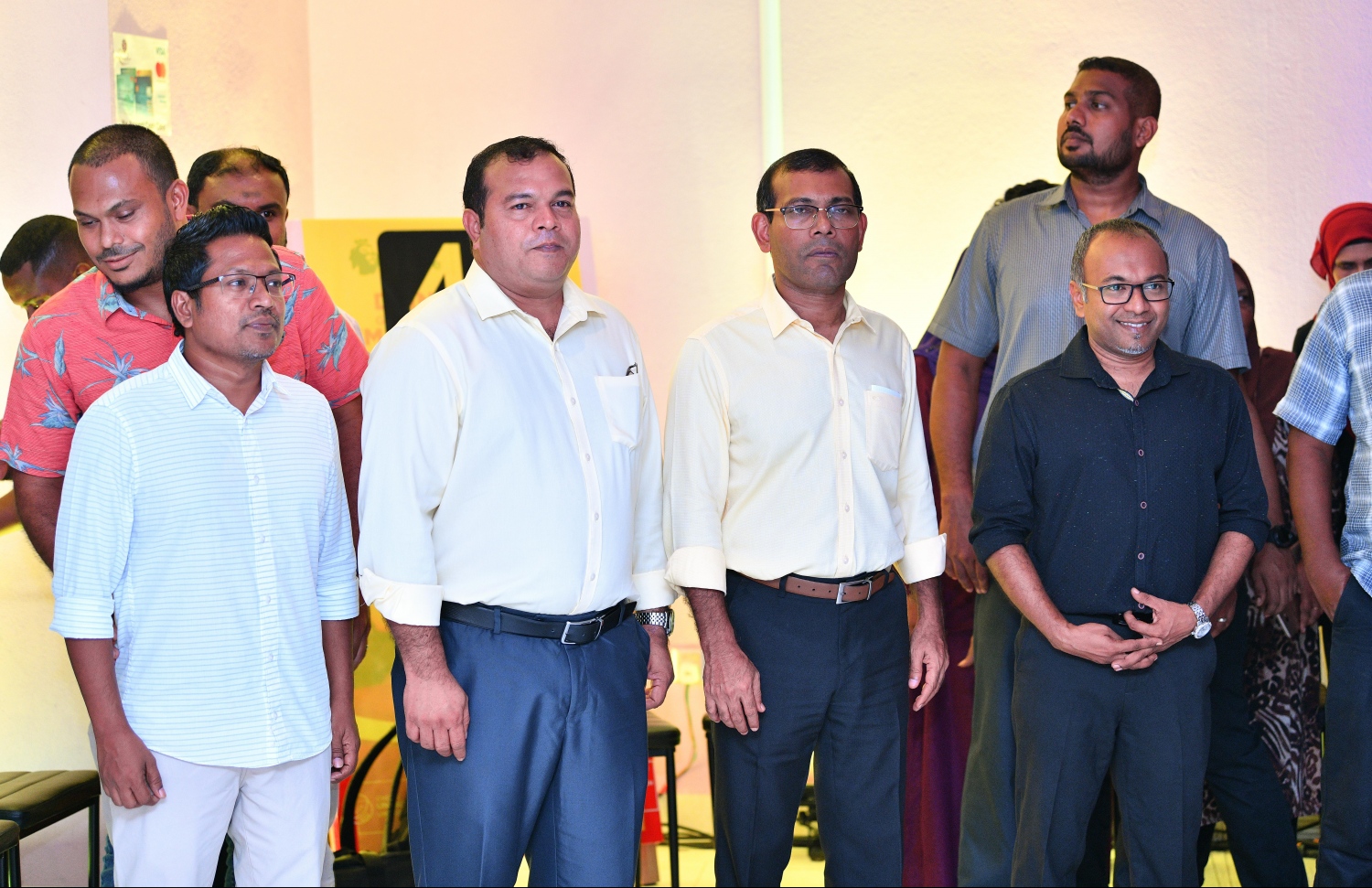 އެމްޑީޕީގެ ޕްރައިމަރީގައި ހިތަދޫ އުތުރު ދާއިރާއަށް ކުރިމަތިލައްވާ އަސްލަމްގެ ކެމްޕޭން ޖަލްސާގައި ކުރީގެ ރައީސް ނަޝީދާއި (ކ-2)އެ ޕާޓީގެ އިސްބޭފުޅުން ބައިވެރިވެވަޑައިގަންނަވަނީ.--- ފޮޓޯ: ހުސައިން ވަހީދު/މިހާރު