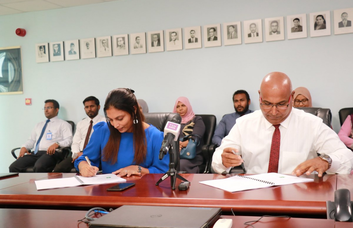 ހުޅުމާލޭގައި އަމިއްލަ ފަރާތަކުން ހެދި ޕްރީސްކޫލު އެޑިއުކޭޝަން މިނިސްޓްރީއަށް ހަވާލުކުރުމުގެ އެއްބަސްވުމުގައި އެޗްޑީސީގެ އެމްޑީ ސުހެއިލް އަދި މިނިސްޓަރު ޑރ. އައިޝަތު އަލީ މިއަދު ސޮއިކުރައްވަނީ.--ފޮޓޯ: އެޑިއުކޭޝަން މިނިސްޓްރީ