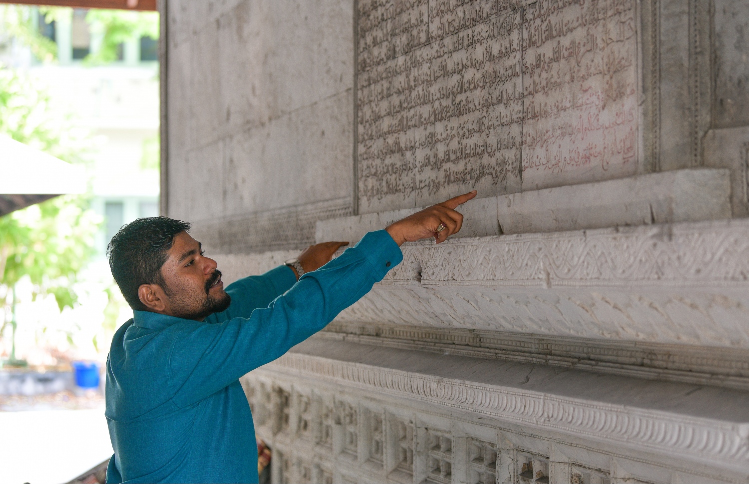 ހުކުރު މިސްކިތުގައި އަލާ ތާރީހު ދިރާސާކުރުމުގެ މަސައްކަތެއްގައި. --ފޮޓޯ: ހުސެއިން ވަހީދު/ މިހާރު