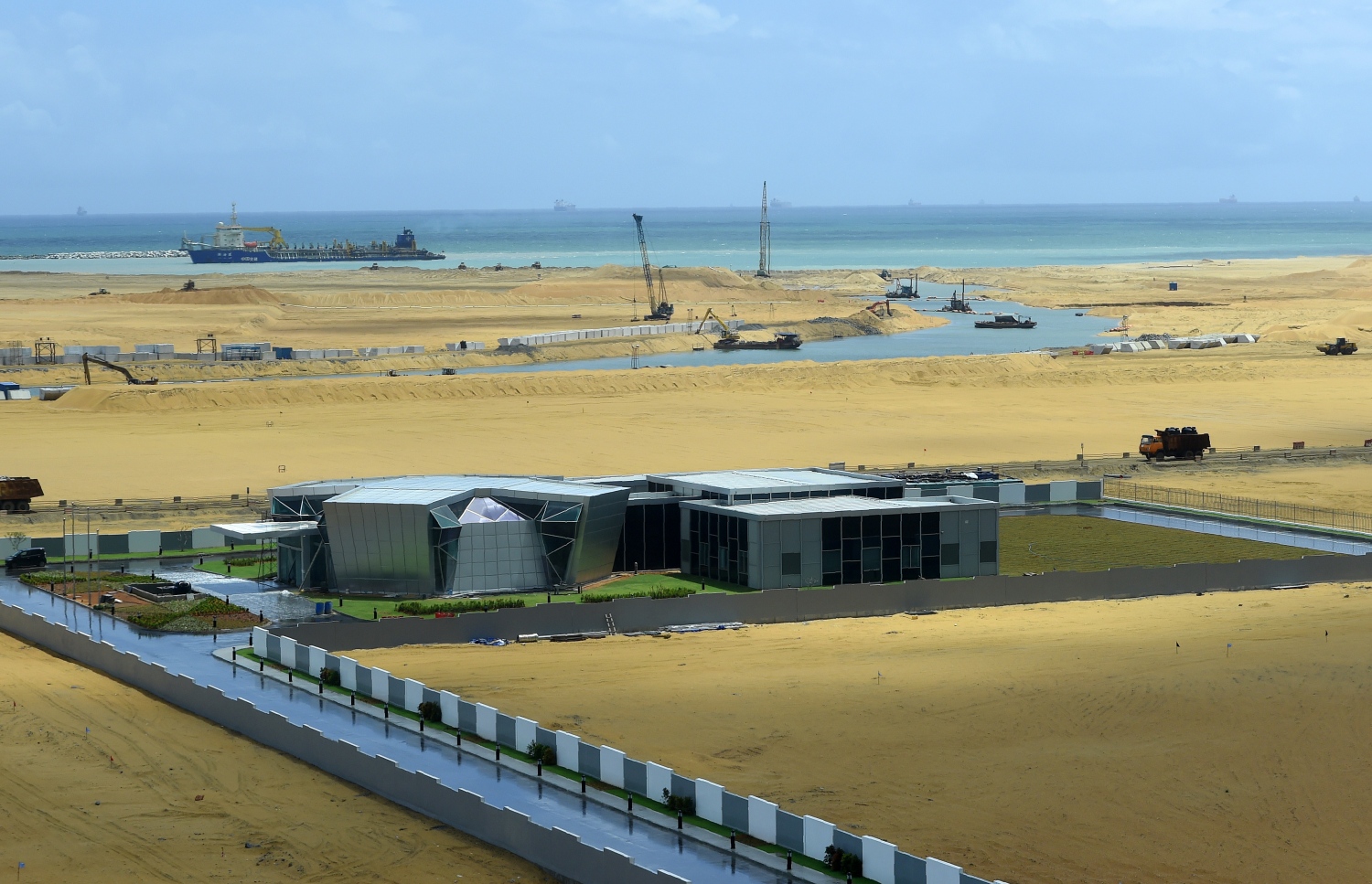 ކޮލަމްބޯ ބަނދަރާ ޖެހިގެން ޗައިނާގެ 1.4 ބިލިއަން ޑޮލަރުގެ އެހީގައި ހިއްކާފައިވާ ޕޯޓް ސިޓީގެ މަންޒަރެއް. --ފޮޓޯ:އޭއެފްޕީ