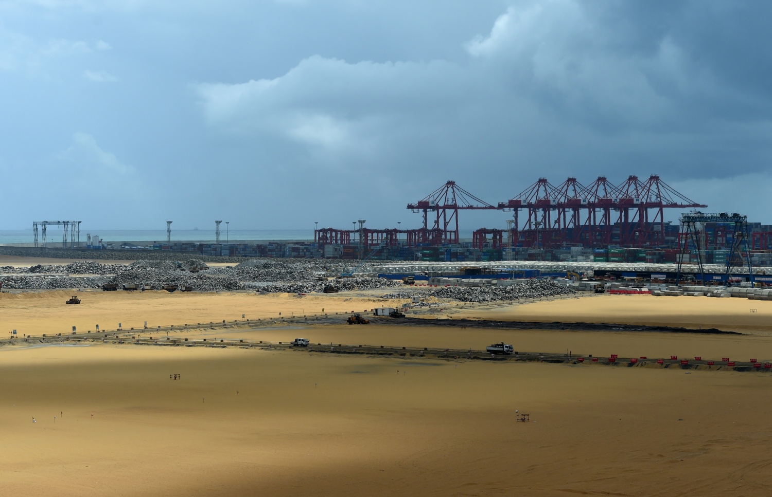 ކޮލަމްބޯ ބަނދަރާ ޖެހިގެން ޗައިނާގެ 1.4 ބިލިއަން ޑޮލަރުގެ އެހީގައި ހިއްކާފައިވާ ޕޯޓް ސިޓީގެ މަންޒަރެއް. --ފޮޓޯ:އޭއެފްޕީ