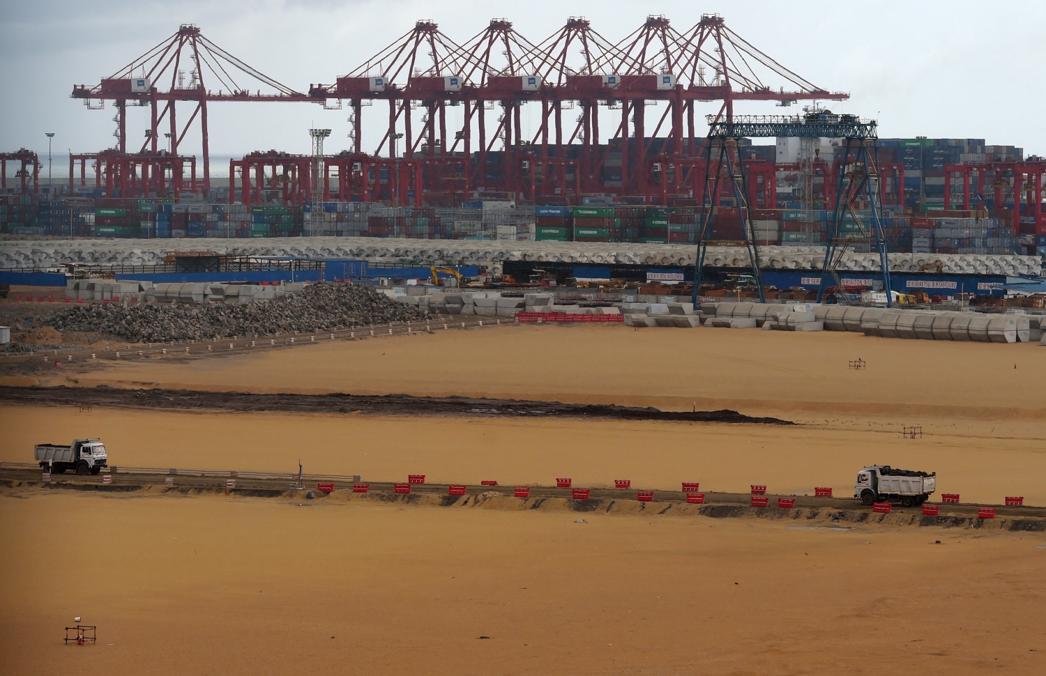 ކޮލަމްބޯ ބަނދަރާ ޖެހިގެން ޗައިނާގެ 1.4 ބިލިއަން ޑޮލަރުގެ އެހީގައި ހިއްކާފައިވާ ޕޯޓް ސިޓީގެ މަންޒަރެއް. --ފޮޓޯ:އޭއެފްޕީ