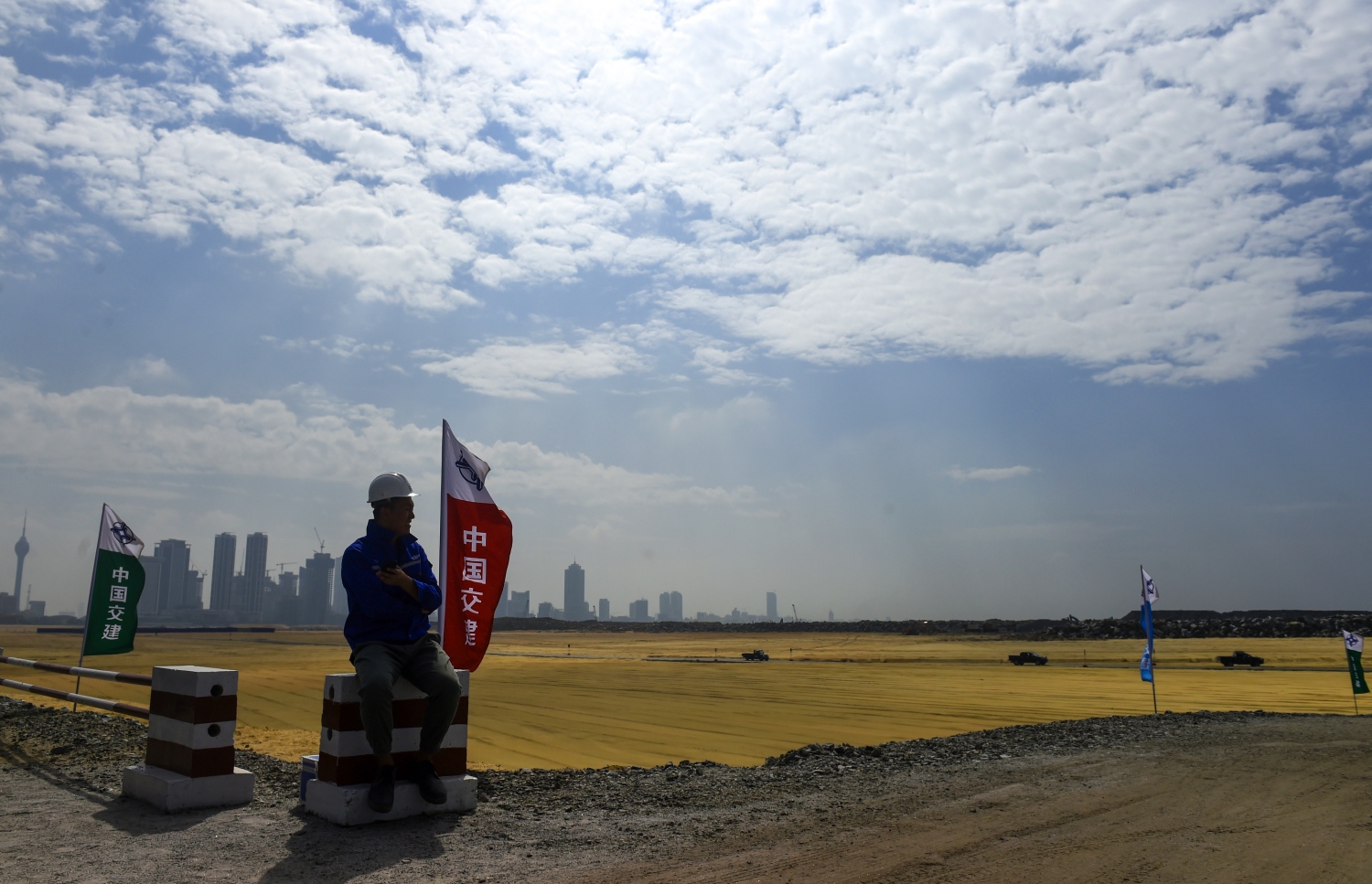 ކޮލަމްބޯ ބަނދަރާ ޖެހިގެން ޗައިނާގެ 1.4 ބިލިއަން ޑޮލަރުގެ އެހީގައި ހެދި ޕޯޓް ސިޓީގެ މަންޒަރެއް. --ފޮޓޯ:އޭއެފްޕީ