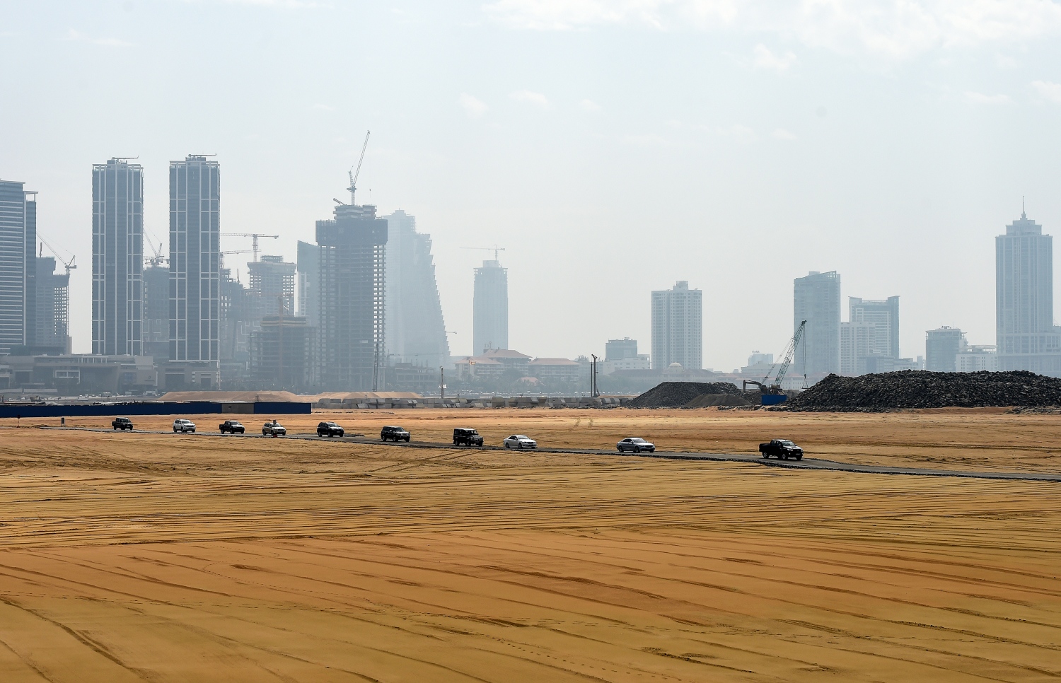 ކޮލަމްބޯ ބަނދަރާ ޖެހިގެން ޗައިނާގެ 1.4 ބިލިއަން ޑޮލަރުގެ އެހީގައި ހެދި ޕޯޓް ސިޓީގެ މަންޒަރެއް. --ފޮޓޯ:އޭއެފްޕީ