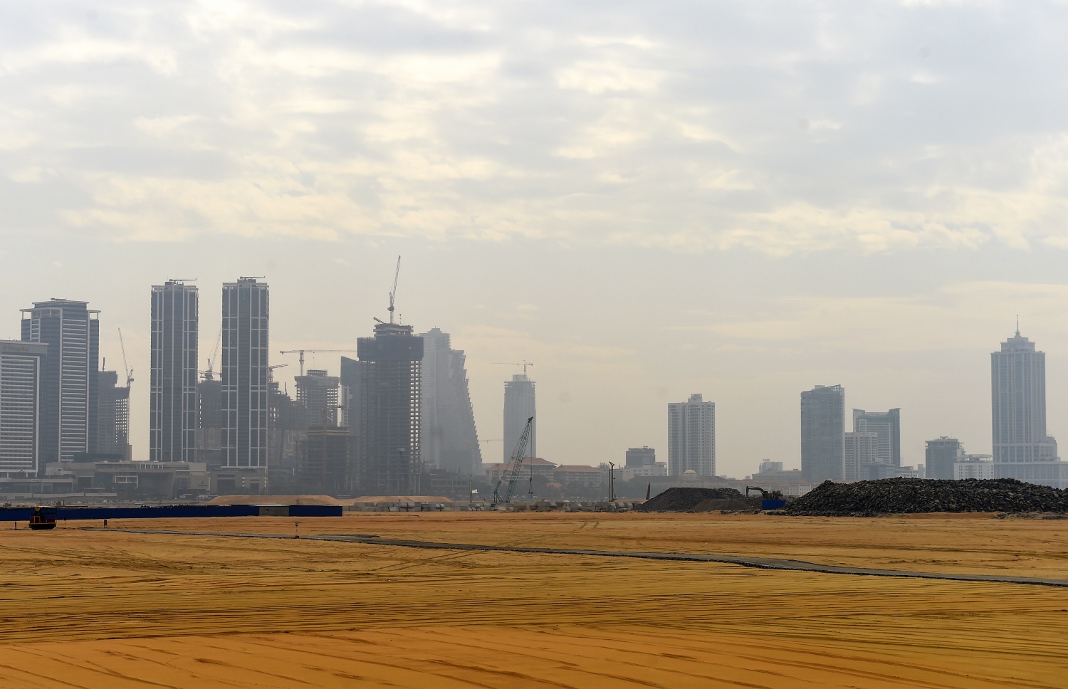 ކޮލަމްބޯ ބަނދަރާ ޖެހިގެން ޗައިނާގެ 1.4 ބިލިއަން ޑޮލަރުގެ އެހީގައި ހިއްކި ޕޯޓް ސިޓީގެ މަންޒަރެއް. --ފޮޓޯ:އޭއެފްޕީ