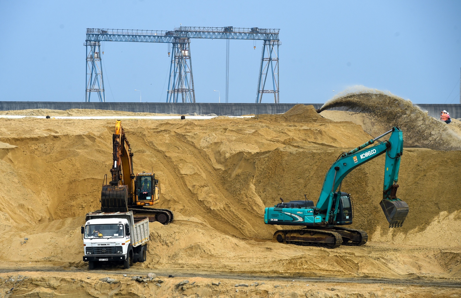 ކޮލަމްބޯ ބަނދަރާ ޖެހިގެން ޗައިނާގެ 1.4 ބިލިއަން ޑޮލަރުގެ އެހީގައި ހެދި ޕޯޓް ސިޓީގެ މަސައްކަތް ކުރިއަށް ދަނީ. --ފޮޓޯ:އޭއެފްޕީ