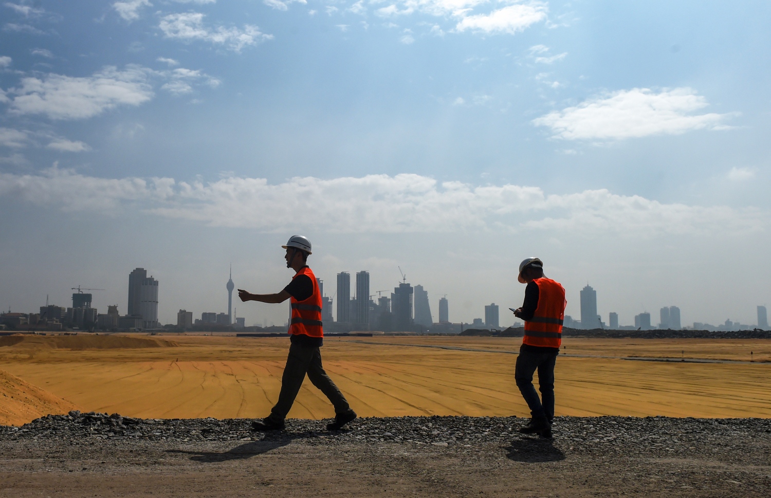 ކޮލަމްބޯ ބަނދަރާ ޖެހިގެން ޗައިނާގެ 1.4 ބިލިއަން ޑޮލަރުގެ އެހީގައި ހެދި ޕޯޓް ސިޓީގައި މަސައްކަތު މީހުން ހަރަކާތްތެރި ވަނީ. --ފޮޓޯ:އޭއެފްޕީ