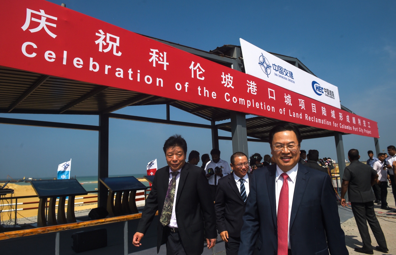 ކޮލަމްބޯ ޕޯޓް ސިޓީ ޕްރޮޖެކްޓުގެ ނިންމުމުގެ ރަސްމިއްޔާތުގައި ޗައިނާ ސަފީރު ޗެންގް ޒުއެޔުއާން (ކ) ބައިވެރިވެވަޑައިގަންނަވަނީ. --ފޮޓޯ:އޭއެފްޕީ