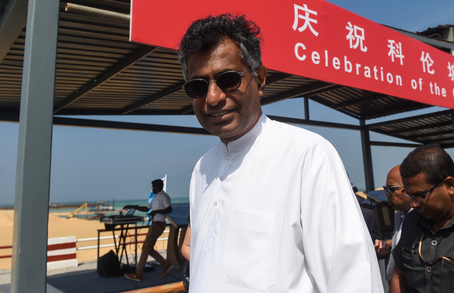 ކޮލަމްބޯ ޕޯޓް ސިޓީ ޕްރޮޖެކްޓުގެ ނިންމުމުގެ ރަސްމިއްޔާތުގައި ލަންކާގެ މެގަޕޮލިސް އެންޑް ވެސްޓަން ޕްރޮވިންސް ޑިވެލޮޕްމަންޓް މިނިސްޓަރު ޕަޓަލި ޗަންޕިކާ ރަނަވަކާ ބައިވެރިވެވަޑައިގަންނަވަނީ. --ފޮޓޯ:އޭއެފްޕީ