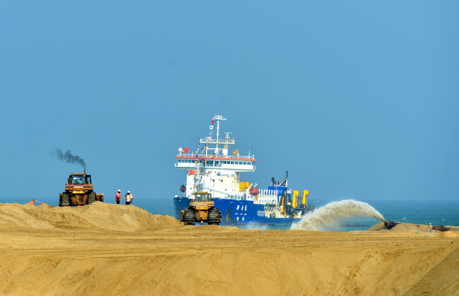 ކޮލަމްބޯ ބަނދަރާ ޖެހިގެން ޗައިނާގެ 1.4 ބިލިއަން ޑޮލަރުގެ އެހީގައި ހަދާ ޕޯޓް ސިޓީ ހިއްކަނީ. --ފޮޓޯ:އޭއެފްޕީ