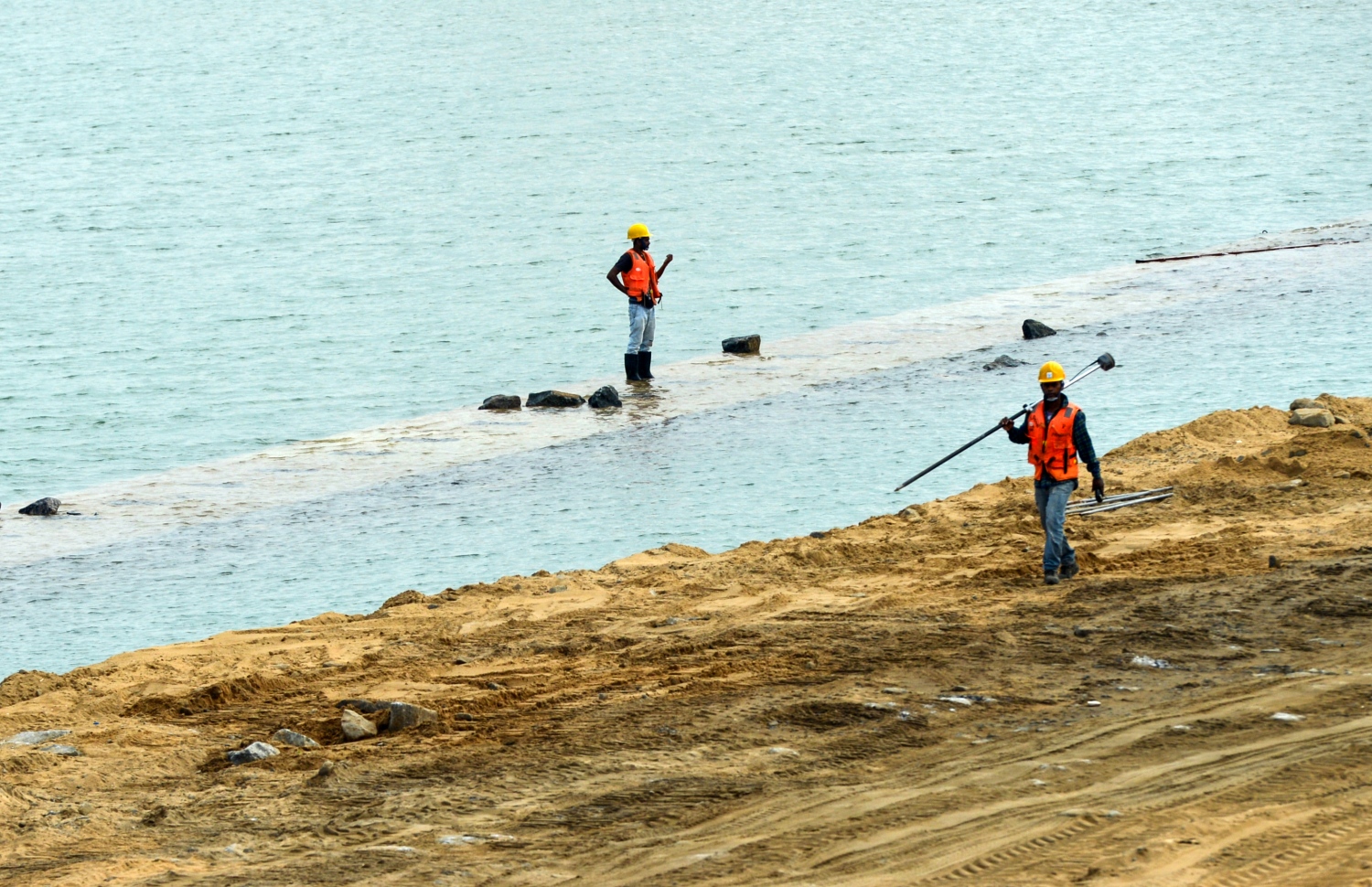 ކޮލަމްބޯ ބަނދަރާ ޖެހިގެން ޗައިނާގެ 1.4 ބިލިއަން ޑޮލަރުގެ އެހީގައި ހިއްކާފައިވާ ޕޯޓް ސިޓީގައި މަސައްކަތު މީހުން ހަރަކާތްތެރި ވަނީ. --ފޮޓޯ:އޭއެފްޕީ