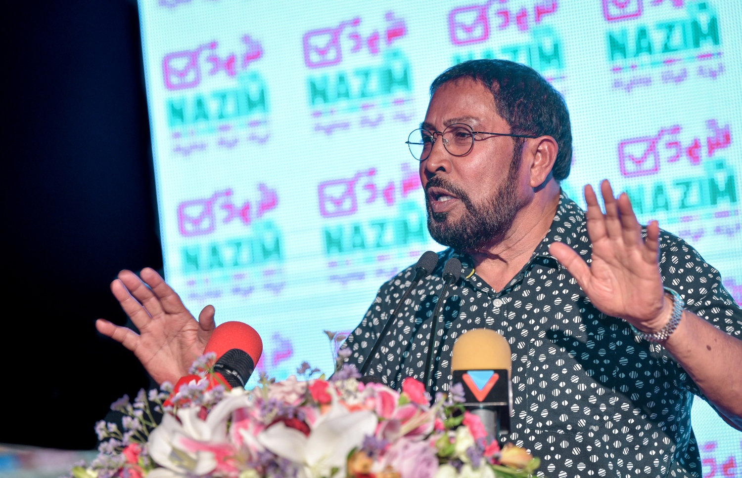 މާލެ: ޖެނުއަރީ 17 2019- އަންނަ އޭޕްރީލް މަހު ބާއްވާ ރައްޔިތުންގެ މަޖިލިހުގެ އިންތިޚާބުގައި ޖުމްހޫރީ ޕާޓީގެ ޓިކެޓްގައި ދަނގެތި ދާއިރާ އަށް ވާދަކުރައްވާ ކުރީގެ ޑިފެންސް މިނިސްޓަރު މުހައްމަދު ނާޒިމްގެ ކެމްޕެއިން އިފުތިތާހު ކުރުމަށް މިރޭ ބޭއްވި ހަފުލާގައި އެ ޕާޓީގެ ލީޑަރު ގާސިމް އިބްރާހިމް ވާހަކަފުޅު ދައްކަވަނީ.--- ފޮޓޯ: ނިޝާން އަލީ/މިހާރު