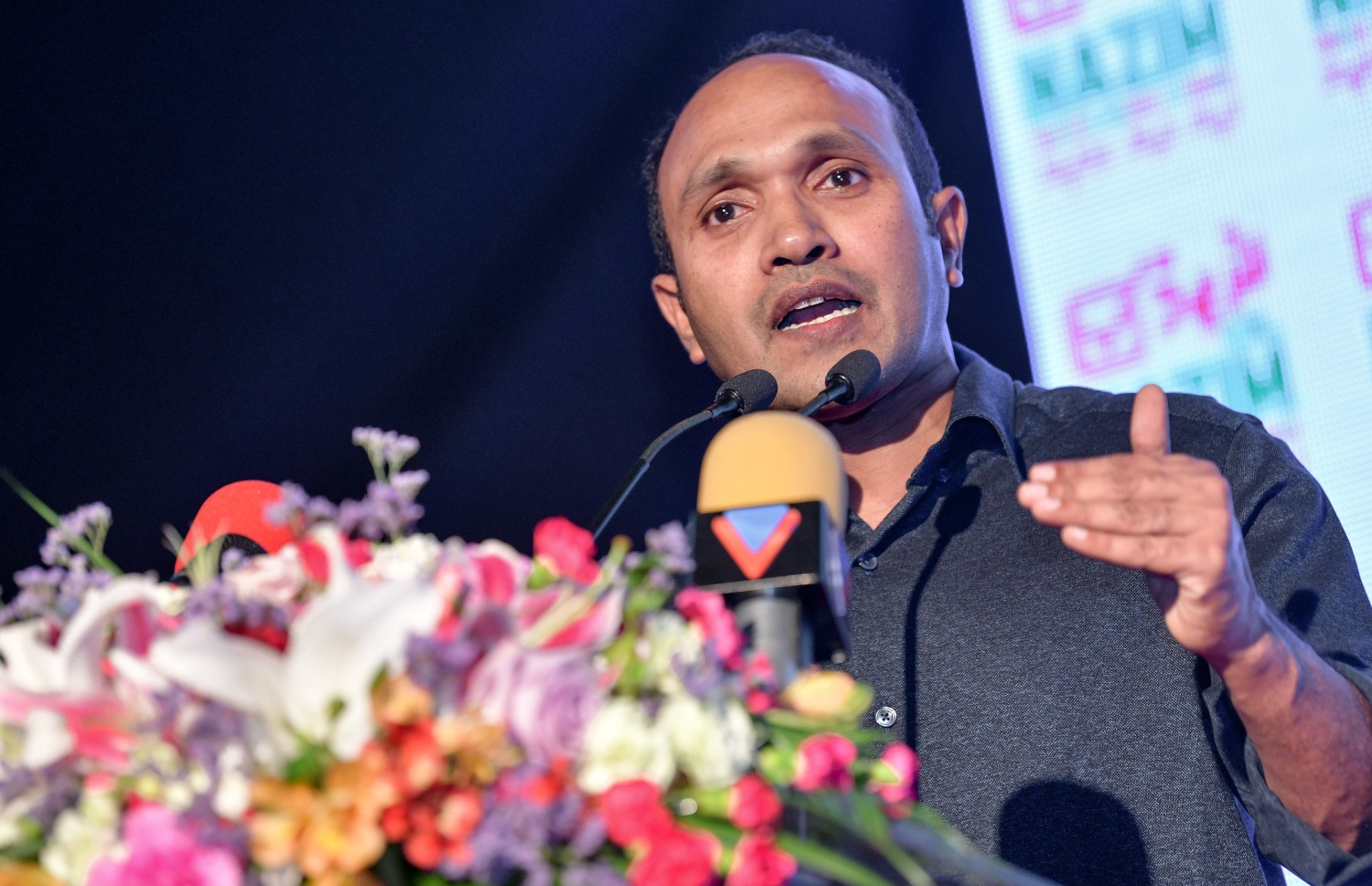 މާލެ: ޖެނުއަރީ 17 2019- އަންނަ އޭޕްރީލް މަހު ބާއްވާ ރައްޔިތުންގެ މަޖިލިހުގެ އިންތިޚާބުގައި ޖުމްހޫރީ ޕާޓީގެ ޓިކެޓްގައި ދަނގެތި ދާއިރާ އަށް ވާދަކުރައްވާ ކުރީގެ ޑިފެންސް މިނިސްޓަރު މުހައްމަދު ނާޒިމްގެ ކެމްޕެއިން އިފުތިތާހު ކުރުމަށް މިރޭ ބޭއްވި ހަފުލާގައި ކުރީގެ ނައިބު ރައީސް އަދި ޖުމްހޫރީ ޕާޓީގެ ލީޑަރު ގާސިމް އިބްރާހިމްގެ އެޑްވައިޒަރު ޑރ. މުހަައްމަދު ޖަމީލް އަހުމަދު ވާހަކަފުޅު ދައްކަވަނީ.--- ފޮޓޯ: ނިޝާން އަލީ/މިހާރު