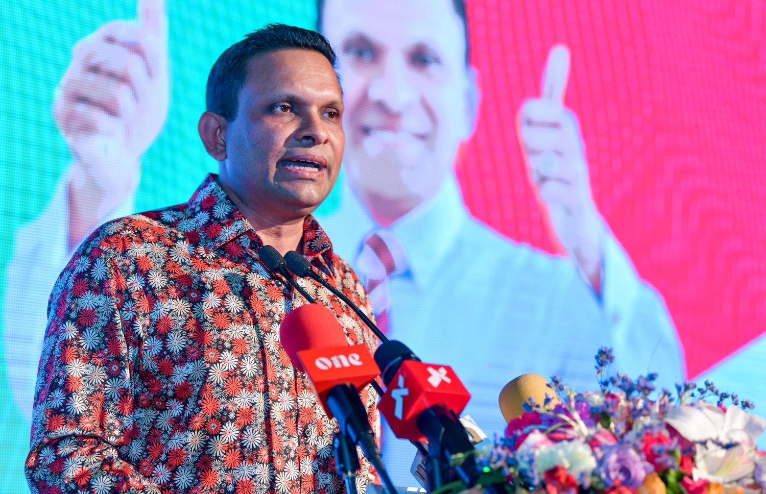 މާލެ: ޖެނުއަރީ 17 2019- އަންނަ އޭޕްރީލް މަހު ބާއްވާ ރައްޔިތުންގެ މަޖިލިހުގެ އިންތިޚާބުގައި ޖުމްހޫރީ ޕާޓީގެ ޓިކެޓްގައި ދަނގެތި ދާއިރާ އަށް ވާދަކުރައްވާ ކުރީގެ ޑިފެންސް މިނިސްޓަރު މުހައްމަދު ނާޒިމްގެ ކެމްޕެއިން އިފުތިތާހު ކުރުމަށް މިރޭ ބޭއްވި ހަފުލާގައި އޭނާ ވާހަކަ ދައްކަވަނީ.---ފޮޓޯ: ނިޝާން އަލީ/މިހާރު