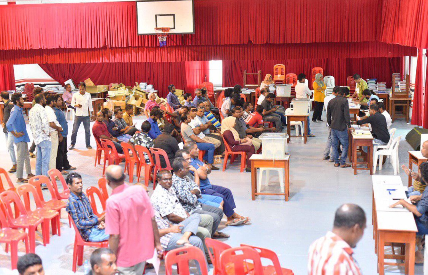 އެމްޑީޕީގެ ޕްރައިމަރީ އަށް މާލޭގެ އިސްކަންދަރު ސްކޫލްގައި ބަހައްޓާފައިވާ ވޯޓު ފޮށިތަކަށް ވޯޓު ލާން ގޮސް ތިބި ބައެއް މީހުން.---ފޮޓޯ: އަހުމަދު ނިޝާތު/މިހާރު