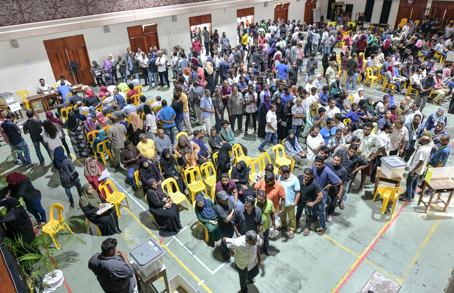 މާލެ: ޖެނުއަރީ 18، 2019- އަންނަ އޭޕްރީލް މަހު ބާއްވާ ރައްޔިތުންގެ މަޖިލިހުގެ އިންތިޚާބަށް އެމްޑީޕީގެ ޓިކެޓު ދޭނެ ކެންޑިޑޭޓުން ކަނޑައެޅުމުގެ ގޯތުން މިއަދު މާލެގައި ބޭވި އެމްޑީޕީ ޕްރައިމަރީގެ ވޯޓުލުމުގެ ތެރެއިން .---ފޮޓޯ: ނިޝާން އަލީ/މިހާރު