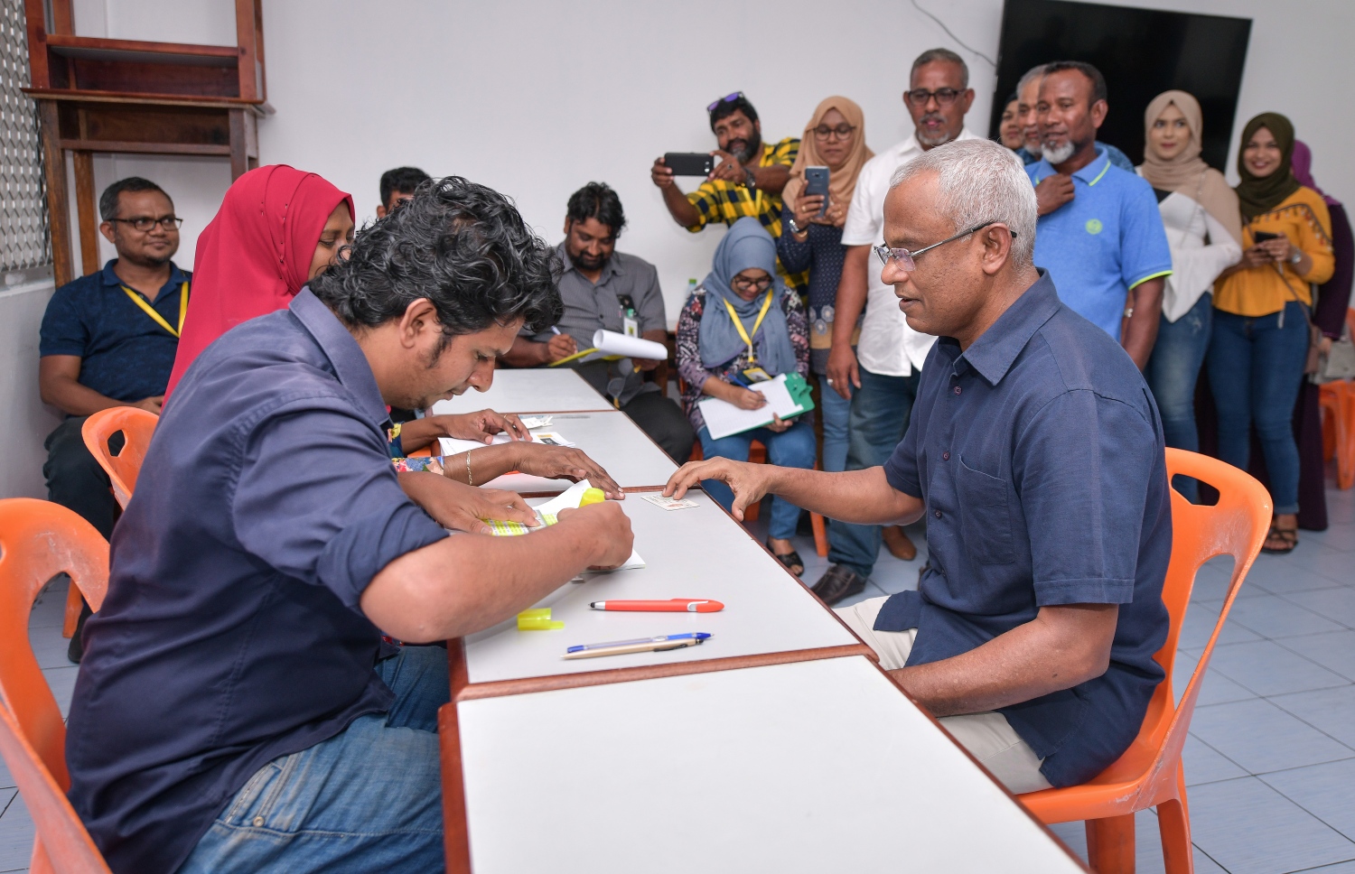 މިއަދު ކުރިއަށް ގެންދާ އެމްޑީޕީގެ ޕްރައިމަރީގައި ވޯޓު ލުމުގެ ކުރިން ރައީސް އިބްރާހިމް މުހައްމަދު ސޯލިހް އިދާރީ ބައެއް ކަންކަން ފުރިހަމަ ކުރައްވަނީ.---ފޮޓޯ: ނިޝާން އަލީ/މިހާރު