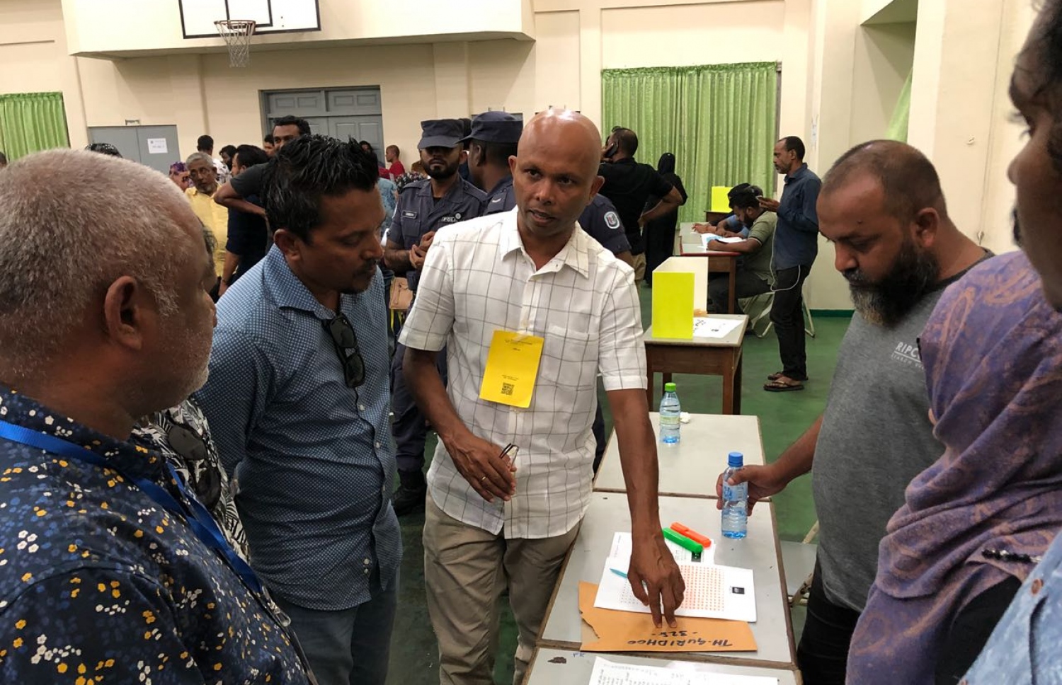 މާލޭގައި ބަހައްޓާފައިވާ ގުރައިދޫ ދާއިރާގެ ވޯޓު ފޮށީގެ ކަރުދާސް މަދުވުމުން ހޫނުވި މައްސަލަ، އެމްޑީޕީގެ ޕްރައިމަރީގެ ކަންކަމާ ގުޅޭ އޮފިޝަލް ސާބެ ހައްލު ކުރައްވަނީ.---ފޮޓޯ: ނިޝާން އަލީ/މިހާރު