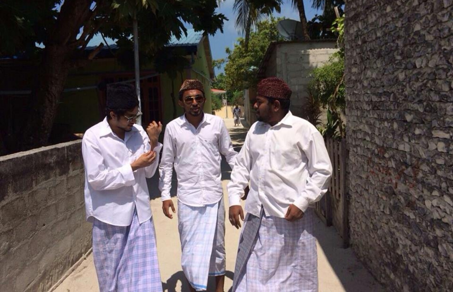 އަލާ (ކ) އާއި އެކުވެރިންތަކެއް އިހުގެ ގޮތަށް ހެދުން އަޅައިގެން: ދިވެހި ސަގާފަތް ދިރުވުމަކީ އަލާގެ މުހިއްމު މަސައްކަތެއް.