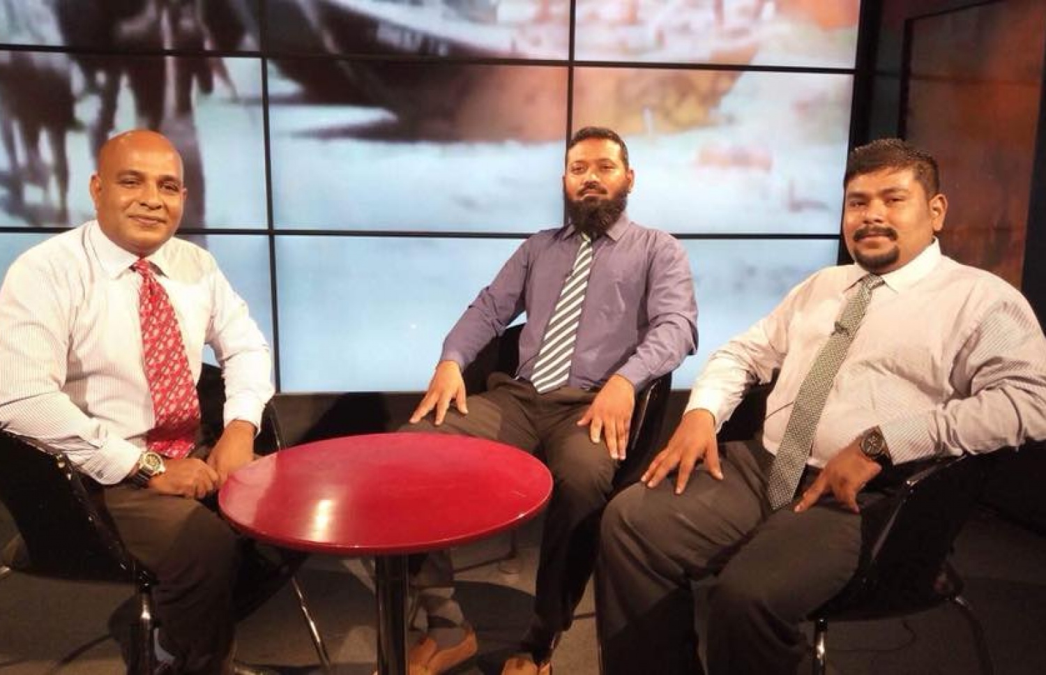 އަލާ (ކ) އާއި ނާޖިހު (ކ-2) ވީޓީވީގެ ޕްރޮގްރާމެއްގައި އިމާދު ލަތީފާ އެކު: ތާރީހީ މައުލޫމާތު އާއްމުންނާ ހިއްސާކުރުމަށް ވަރަށް ގިނަ ޕްރޮގްރާމްތަކުގައި އޭނާ ބައިވެރިވޭ.