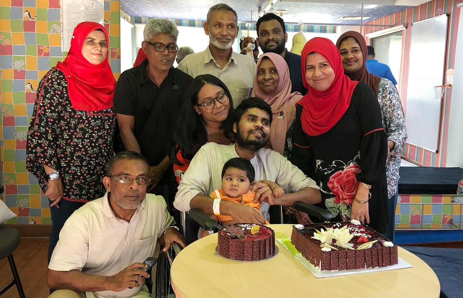 އޮއްތޮ، އޭނާގެ ދަރިފުޅާއި އަންހެނުން އަދި އާއިލާގެ ބައެެއް މީހުންނާ އެކު ފޮޓޯއެއް ނަގަނީ.