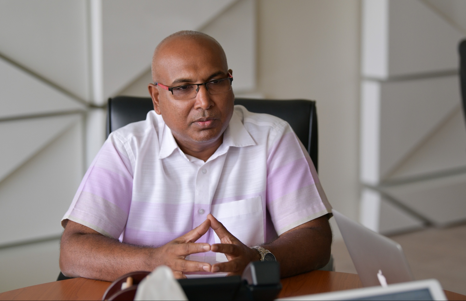 އެޗްޑީސީގެ މެނޭޖިން ޑިރެކްޓަރު ސުހެއިލް އަހުމަދު "މިހާރު"އަށް އިންޓަވިއު ދެއްވަނީ --ފޮޓޯ:ހުސައިން ވަހީދު/މިހާރު