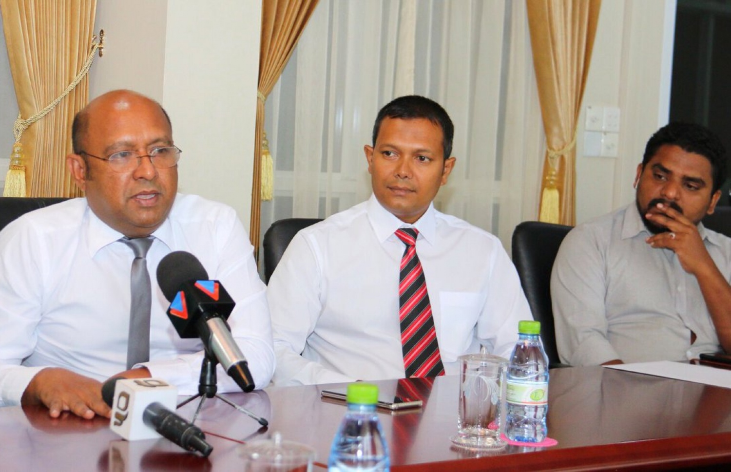 ލޭބާ ޕާޓީގެ އިސް ބޭފުޅުން މީޑިއާއާ ވާހަކަ ދައްކަވަނީ