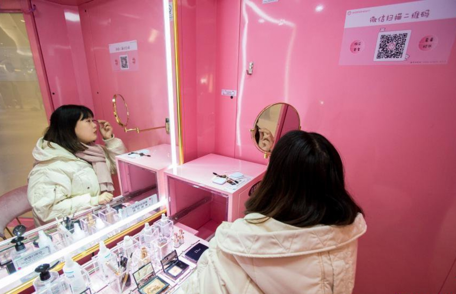 މޭކަޕް ރޫމެއްގައި މީހަކު މޭކަޕް ކުރަނީ.