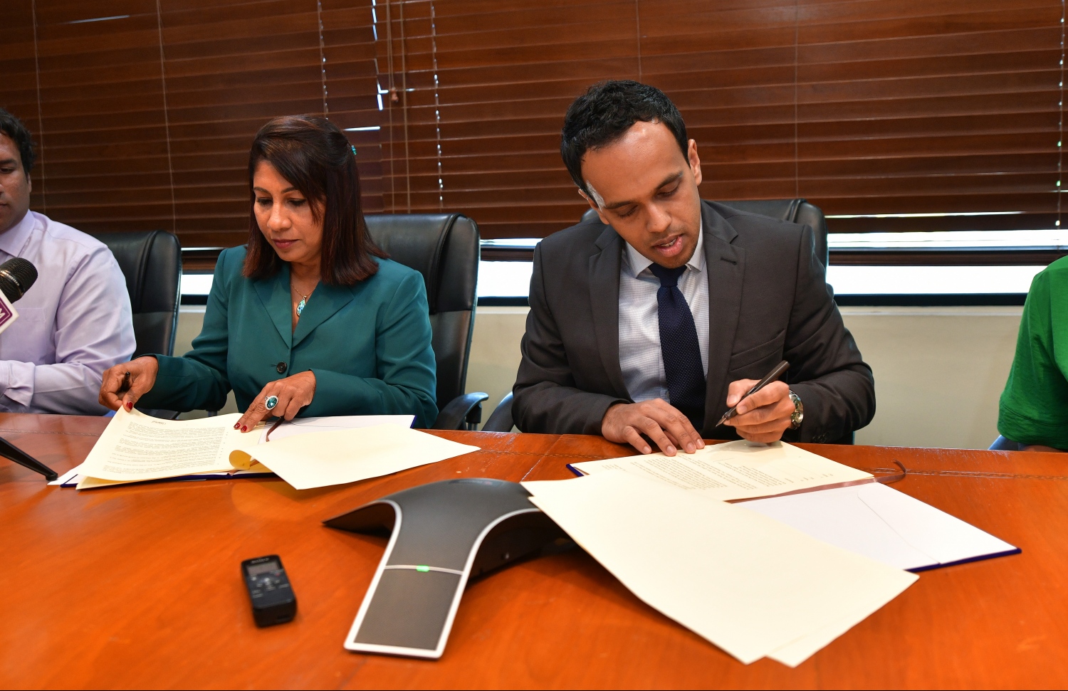 އިންޓަނޭޝަނަލް މެޑިކަލް އެންޑް ޑައިގްނޯސްޓިކް ސެންޓަރު (އައިއެމްޑީސީ) މަލްޓި ސްޕެޝަލިޓީ ހޮސްޕިޓަލާއި ސްރީ ލަންކާގެ ނަވަލޯކާ ހޮސްޕިޓަލާ ދެދެމެދު އެއްބަސްވުމުގައި ސޮއިކުރަަނީ. --ފޮޓޯ:ހުސައިން ވަހީދު/މިހާރު