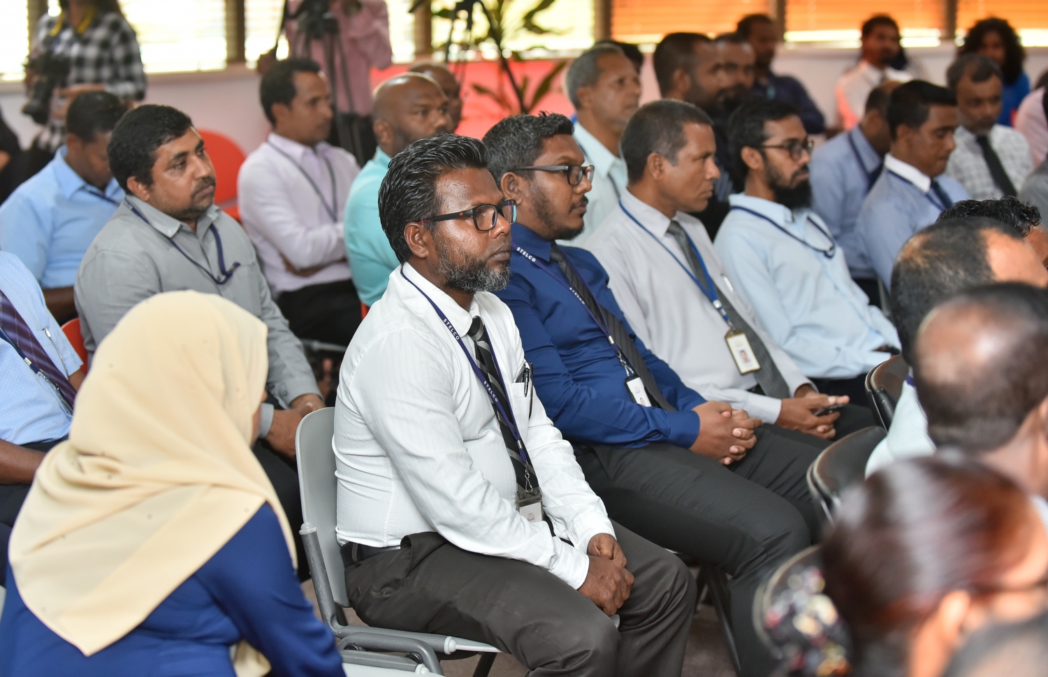 މާލެ: ޖެނުއަރީ 22، 2019- ކޮރަޕްޝަނާއި ހިޔާނަތް ހުއްޓުވުމުގެ އަހަދުނާމާ ގައި ސްޓެލްކޯގެ މުވައްޒަފުން ސޮއިކުރުމަށް މިއަދު ބޭއްވި ރަސްމިއްޔާތުގައި އެ ތަނުގެ ބައެއް މުވައްޒަފުން ބައިވެރިވަނީ.---ފޮޓޯ: އަހުމަދު ނިޝާތު/މިހާރު