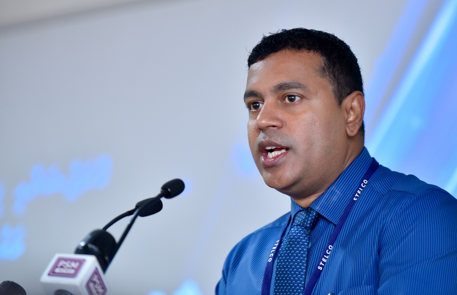 މާލެ: ޖެނުއަރީ 22، 2019- ކޮރަޕްޝަނާއި ހިޔާނަތް ހުއްޓުވުމުގެ އަހަދުނާމާ ގައި ސްޓެލްކޯގެ މުވައްޒަފުން ސޮއިކުރުމަށް މިއަދު ބޭއްވި ރަސްމިއްޔާތުގައި އެ ކުންފުނީގެ އެމްޑީ މުގްނީ ވާހަކަ ދައްކަވަނީ: ދައުލަތުގެ އިދާރާތަކުގެ ތެރެއިން ހިޔާނާތާ ދެކޮޅަށް މަސައްކަތް ފަށާ ފުރަތަމަ ކުންފުންޏަކަށް ސްޓެލްކޯ ހެދުމަކީ އަމާޒެއް ކަމަށް އޭނާ ވިދާޅުވި.---ފޮޓޯ: އަހުމަދު ނިޝާތު/މިހާރު