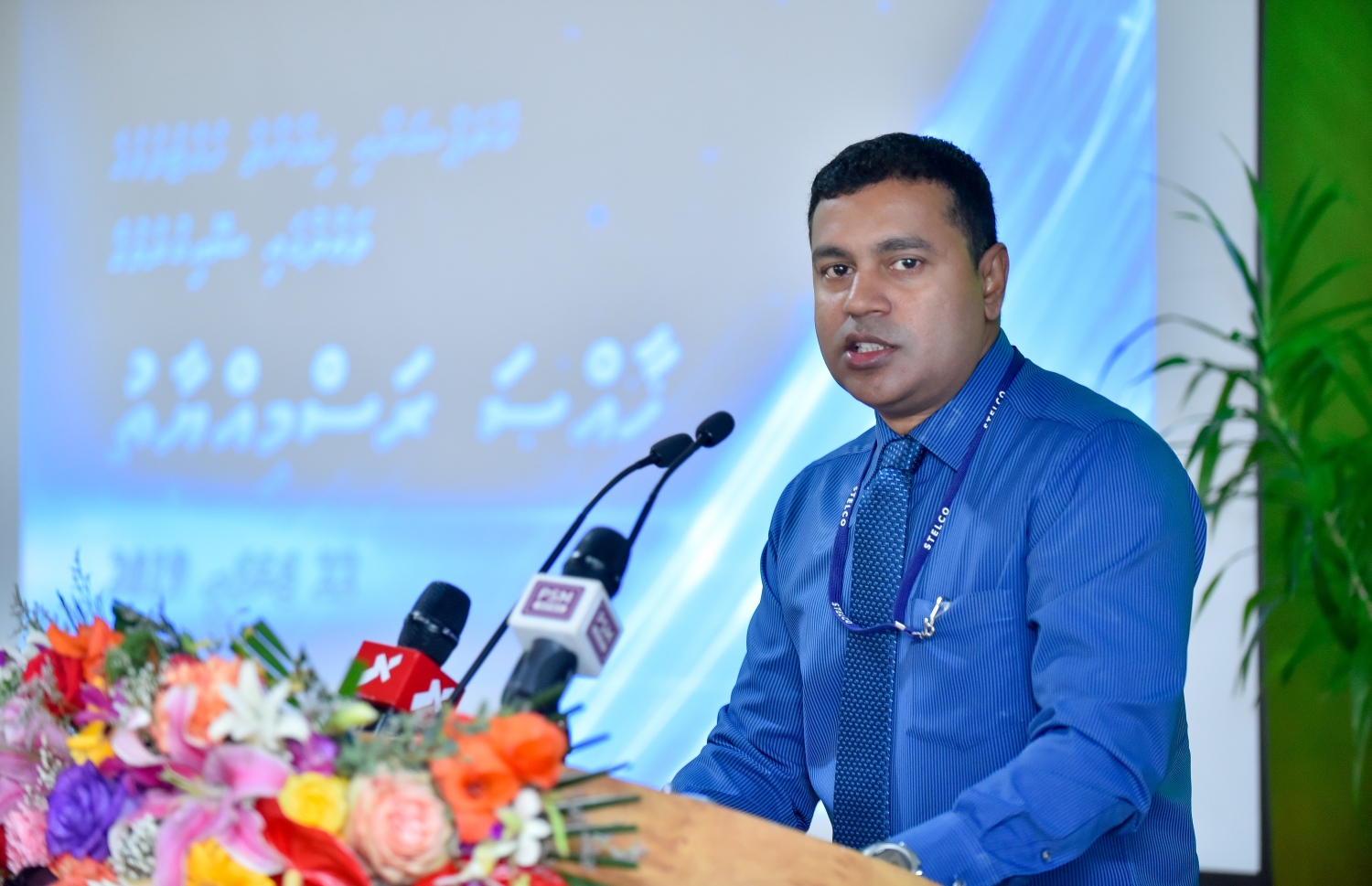 މާލެ: ޖެނުއަރީ 22، 2019- ކޮރަޕްޝަނާއި ހިޔާނަތް ހުއްޓުވުމުގެ އަހަދުނާމާ ގައި ސްޓެލްކޯގެ މުވައްޒަފުން ސޮއިކުރުމަށް މިއަދު ބޭއްވި ރަސްމިއްޔާތުގައި އެ ކުންފުނީގެ އެމްޑީ މުގްނީ ވާހަކަ ދައްކަވަނީ: ދައުލަތުގެ އިދާރާތަކުގެ ތެރެއިން ހިޔާނާތާ ދެކޮޅަށް މަސައްކަތް ފަށާ ފުރަތަމަ ކުންފުންޏަކަށް ސްޓެލްކޯ ހެދުމަކީ އަމާޒެއް ކަމަށް އޭނާ ވިދާޅުވި.---ފޮޓޯ: އަހުމަދު ނިޝާތު/މިހާރު