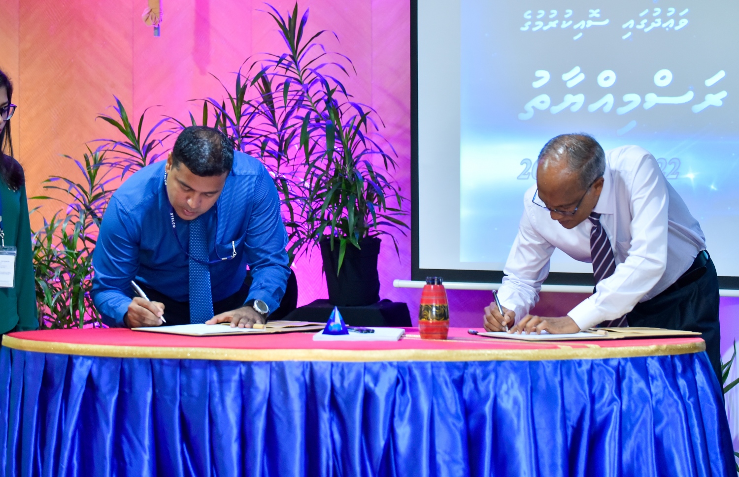 މާލެ: ޖެނުއަރީ 22، 2019- ކޮރަޕްޝަނާއި ހިޔާނަތް ހުއްޓުވުމުގެ އަހަދުނާމާ ގައި ސްޓެލްކޯގެ އެމްޑީ މުގްނީ (ވ) މިއަދު ސޮއިކުރައްވަނީ: ދައުލަތުގެ އިދާރާތަކުގެ ތެރެއިން ހިޔާނާތާ ދެކޮޅަށް މަސައްކަތް ފަށާ ފުރަތަމަ ކުންފުންޏަކަށް ސްޓެލްކޯ ހެދުމަކީ އަމާޒެއް ކަމަށް އޭނާ ވިދާޅުވި.---ފޮޓޯ: އަހުމަދު ނިޝާތު/މިހާރު