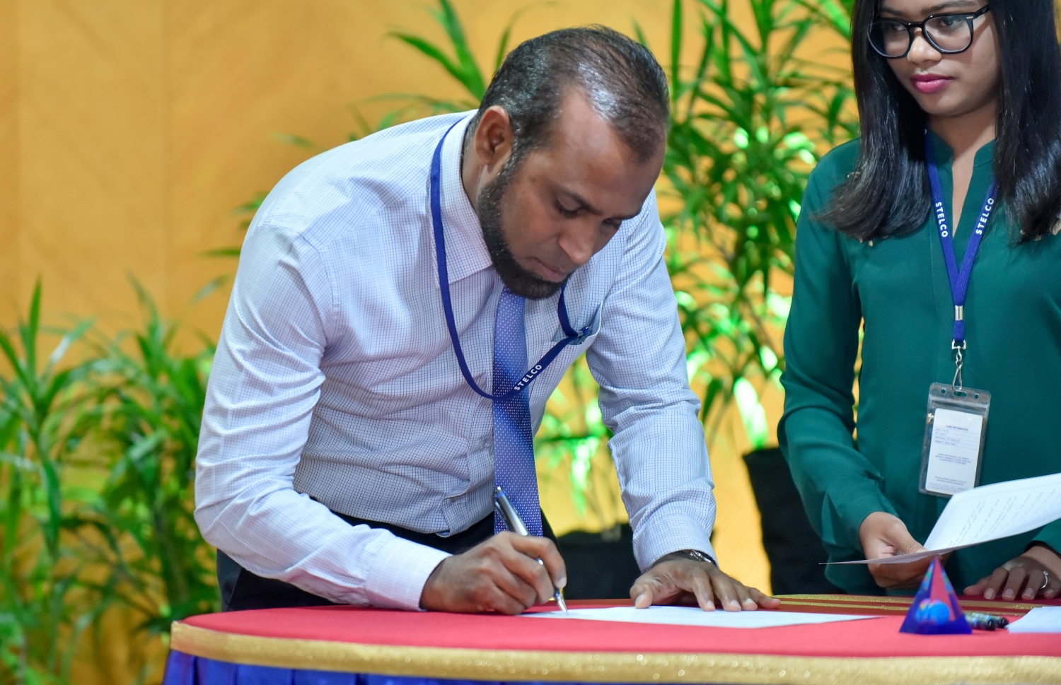 މާލެ: ޖެނުއަރީ 22، 2019- ކޮރަޕްޝަނާއި ހިޔާނަތް ހުއްޓުވުމުގެ އަހަދުނާމާ ގައި ސްޓެލްކޯގެ އިސްވެރިއަކު މިއަދު ސޮއިކުރައްވަނީ.---ފޮޓޯ: އަހުމަދު ނިޝާތު/މިހާރު