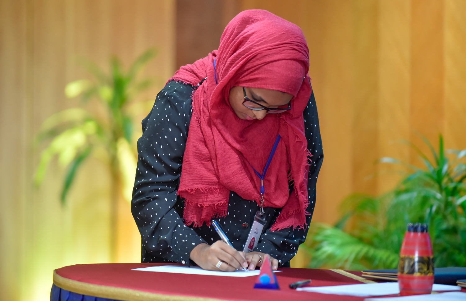 މާލެ: ޖެނުއަރީ 22، 2019- ކޮރަޕްޝަނާއި ހިޔާނަތް ހުއްޓުވުމުގެ އަހަދުނާމާ ގައި ސްޓެލްކޯގެ މުވައްޒަފަކު މިއަދު ސޮއިކުރަނީ.---ފޮޓޯ: އަހުމަދު ނިޝާތު/މިހާރު