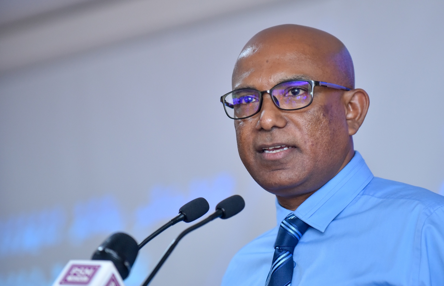 މާލެ: ޖެނުއަރީ 22، 2019- ކޮރަޕްޝަނާއި ހިޔާނަތް ހުއްޓުވުމުގެ އަހަދުނާމާ ގައި ސްޓެލްކޯގެ މުވައްޒަފުން ސޮއިކުރުމަށް މިއަދު ބޭއްވި ރަސްމިއްޔާތުގެ ޝަރަފްވެރި މެހުމާން ރައީސް އޮފީހުގެ މިނިސްޓަރު އަހުމަދު ސަމީރު ވާހަކަ ދައްކަވަނީ.---ފޮޓޯ: އަހުމަދު ނިޝާތު/މިހާރު
