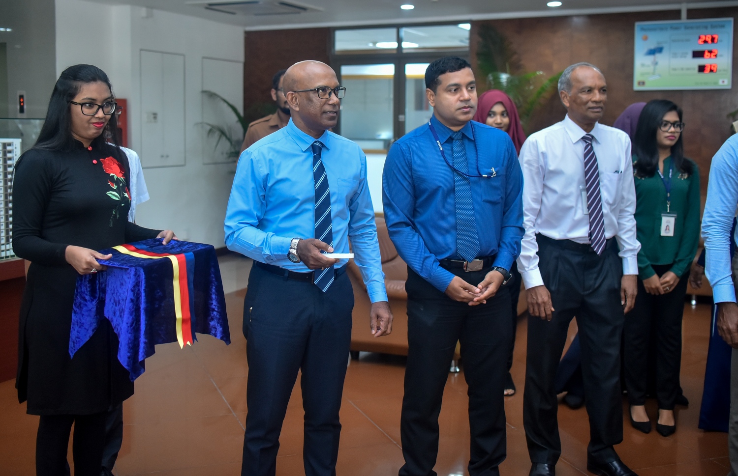 މާލެ: ޖެނުއަރީ 22، 2019- ކޮރަޕްޝަނާއި ހިޔާނަތް ހުއްޓުވުމުގެ އަހަދުނާމާ ގައި ސްޓެލްކޯގެ މުވައްޒަފުން ސޮއިކުރުން، ރައީސް އޮފީހުގެ މިނިސްޓަރު ސަމީރު މިއަދު އިފްތިތާހު ކޮށްދެއްވަނީ.---ފޮޓޯ: އަހުމަދު ނިޝާތު/މިހާރު