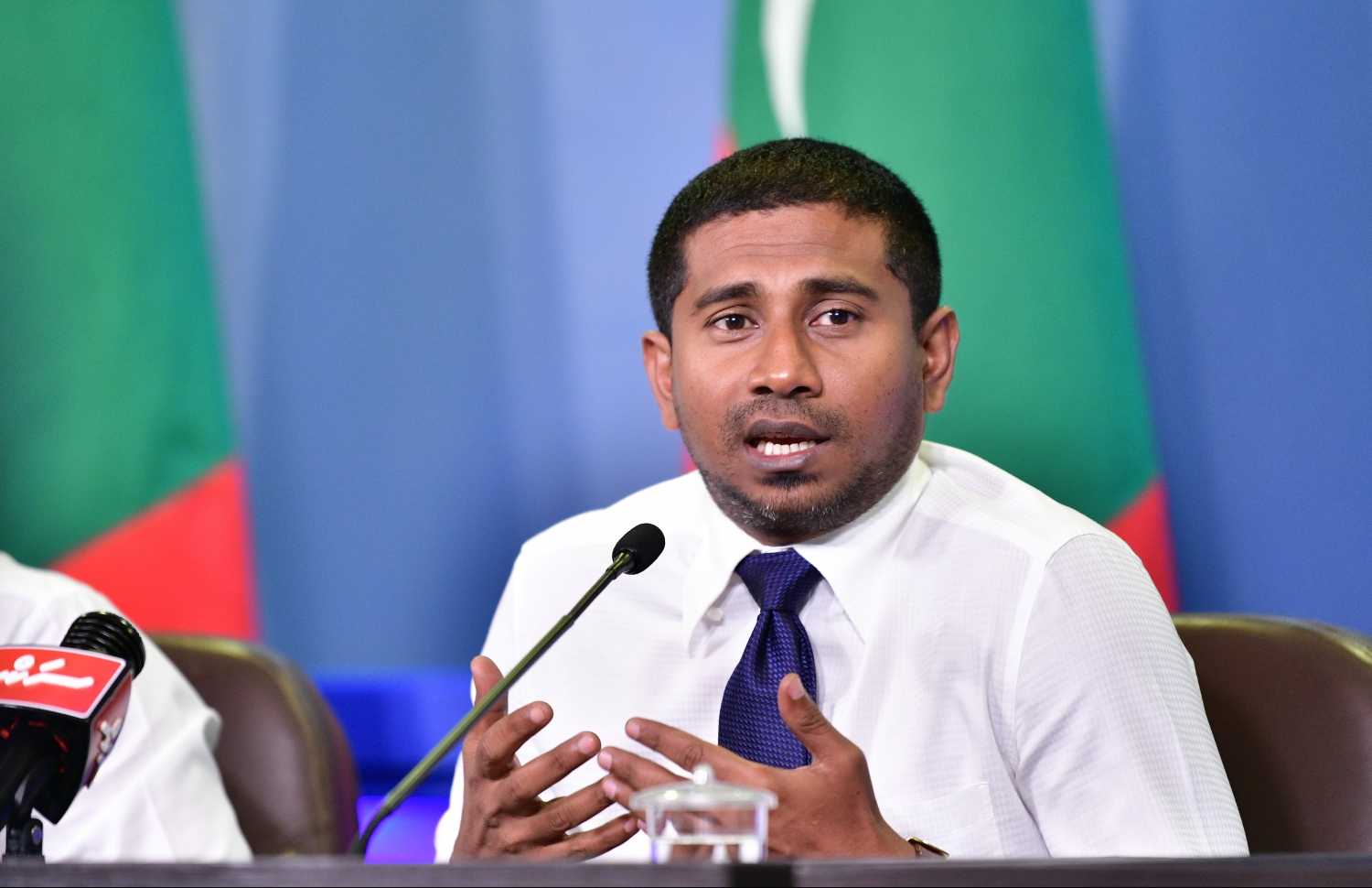 މިއަދުގެ ނޫސްވެރިން ބައްދަލުވުމުގައި ޔޫތު މިނިސްޓަރު މަހްލޫފް ވާހަކަ ދައްކަވަނީ-- ފޮޓޯ: ހުސައިން ވަހީދު/މިހާރު