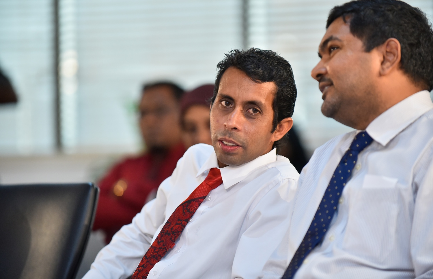 މާލެ: ޖެނުއަރީ 22، 2019- ސަރުކާރުގެ ސިއްހީ ޚިދުމަތް ދޭ ހުރިހާ ތަނެއް އެއް ވިއުގާ އަކުން ގުޅުވައިލުމަށްޓަކައި ހެލްތު މިނިސްޓްރީ އާއި ސައިންސް އެންޑް ޓެކްނޮލޮޖީ މިނިސްޓްރީގެ ފަރާތުން އެއްބަސްވުމެއްގައި ސޮއިކުރުމަށް މިއަދު ބޭއްވި ރަސްމިއްޔާތުގައި، ސައިންސް އެންޑް ޓެކްނޮލޮޖީ މިނިސްޓްރީގެ ސްޓޭޓް މިނިސްޓަރުން ކަމަށްވާ މުހައްމަދު ޝާފިއީ (ކ) އަދި އަލީ ސޯލިހް.---ފޮޓޯތައް: އަހުމަދު ނިޝާތު/މިހާރު