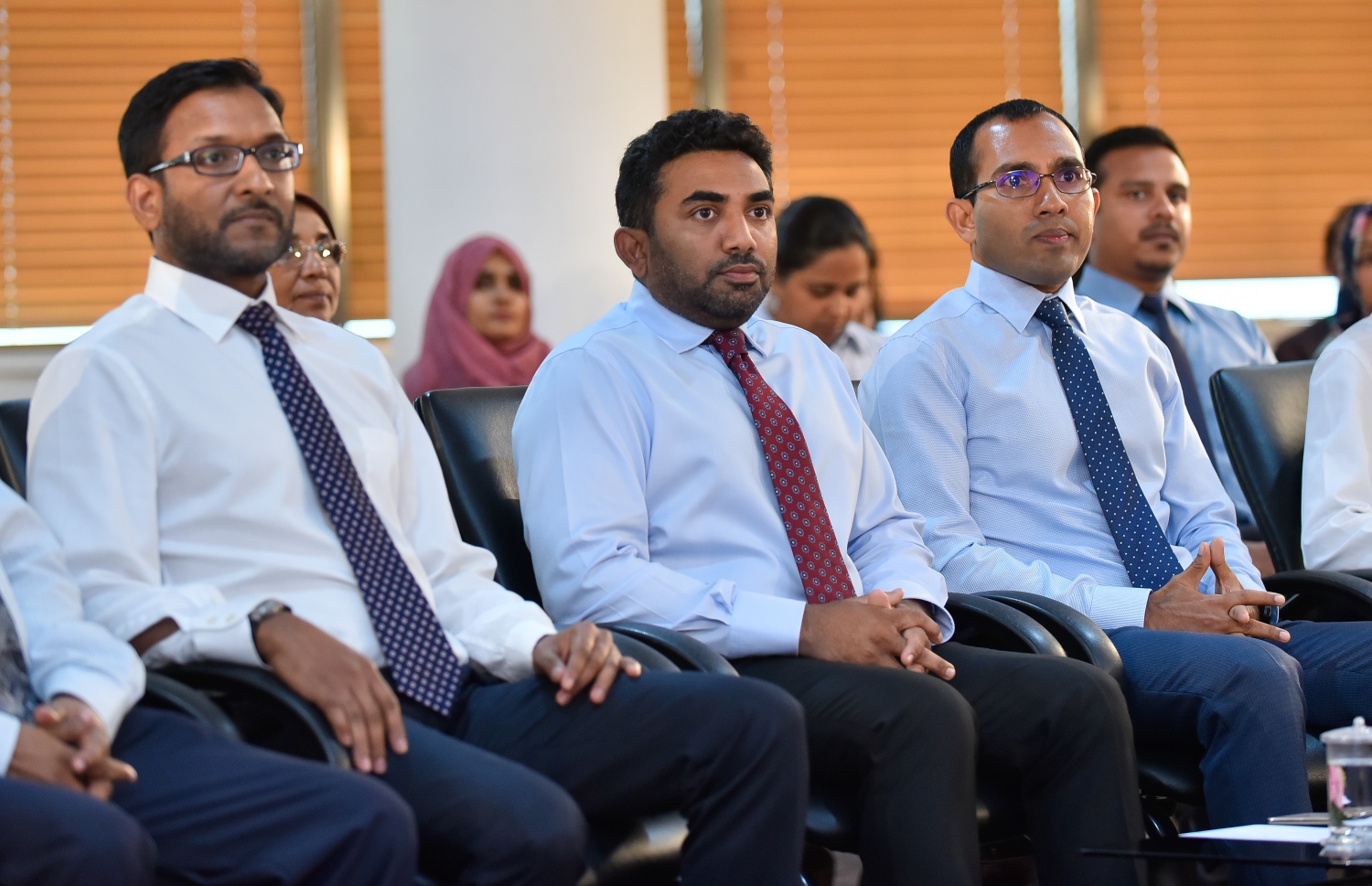މާލެ: ޖެނުއަރީ 22، 2019- ސަރުކާރުގެ ސިއްހީ ޚިދުމަތް ދޭ ހުރިހާ ތަނެއް އެއް ވިއުގާ އަކުން ގުޅުވައިލުމަށްޓަކައި ހެލްތު މިނިސްޓްރީ އާއި ސައިންސް އެންޑް ޓެކްނޮލޮޖީ މިނިސްޓްރީގެ ފަރާތުން އެއްބަސްވުމެއްގައި ސޮއިކުރުމަށް މިއަދު ބޭއްވި ރަސްމިއްޔާތުގައި ސައިންސް އެންޑް ޓެކްނޮލޮޖީ މިނިސްޓަރު މަލީހާއި ހެލްތު މިނިސްޓަރު އަމީން އަދި ހެލްތު މިނިސްޓްރީގެ ސްޓޭޓް މިނިސްޓަރު ޝާހް މާހިރު ބައިވެރިވެވަޑައިގަންނަވަނީ.---ފޮޓޯތައް: އަހުމަދު ނިޝާތު/މިހާރު