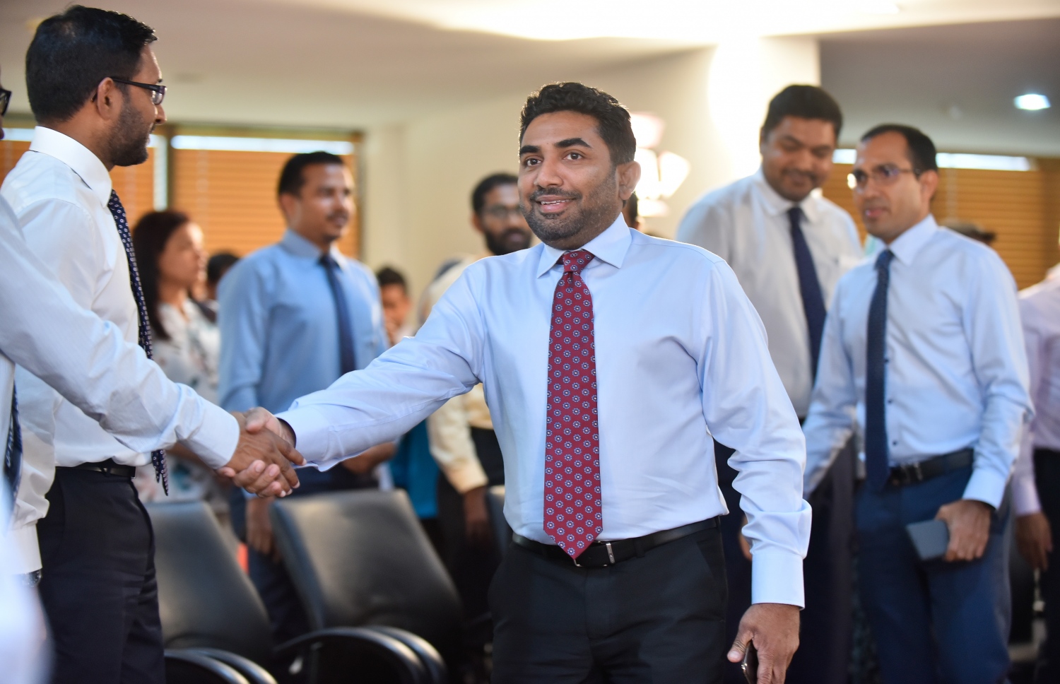 މާލެ: ޖެނުއަރީ 22، 2019- ސަރުކާރުގެ ސިއްހީ ޚިދުމަތް ދޭ ހުރިހާ ތަނެއް އެއް ވިއުގާ އަކުން ގުޅުވައިލުމަށްޓަކައި ހެލްތު މިނިސްޓްރީ އާއި ސައިންސް އެންޑް ޓެކްނޮލޮޖީ މިނިސްޓްރީގެ ފަރާތުން އެއްބަސްވުމެއްގައި ސޮއިކުރުމަށް މިއަދު ބޭއްވި ރަސްމިއްޔާތުގައި ހެލްތު މިނިސްޓަރު އަމީން މީހަކާ ސަލާމް ކުރައްވަނީ.---ފޮޓޯތައް: އަހުމަދު ނިޝާތު/މިހާރު