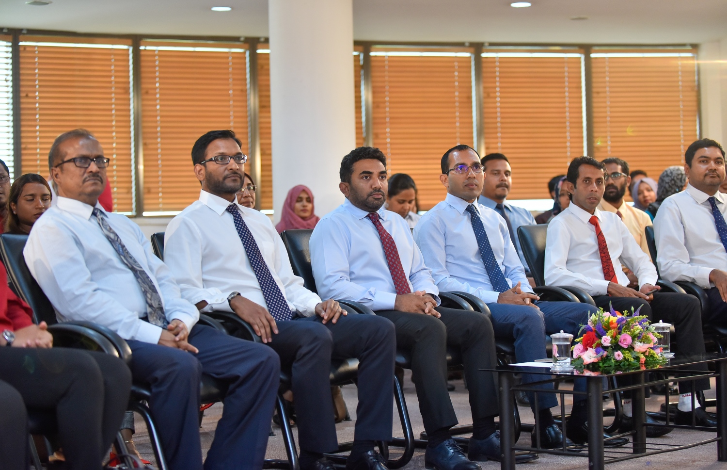 މާލެ: ޖެނުއަރީ 22، 2019- ސަރުކާރުގެ ސިއްހީ ޚިދުމަތް ދޭ ހުރިހާ ތަނެއް އެއް ވިއުގާ އަކުން ގުޅުވައިލުމަށްޓަކައި ހެލްތު މިނިސްޓްރީ އާއި ސައިންސް އެންޑް ޓެކްނޮލޮޖީ މިނިސްޓްރީގެ ފަރާތުން އެއްބަސްވުމެއްގައި ސޮއިކުރުމަށް މިއަދު ބޭއްވި ރަސްމިއްޔާތުގައި، އެ ދެ މިނިސްޓްރީގެ ބައެއް އިސްވެރިން.---ފޮޓޯތައް: އަހުމަދު ނިޝާތު/މިހާރު