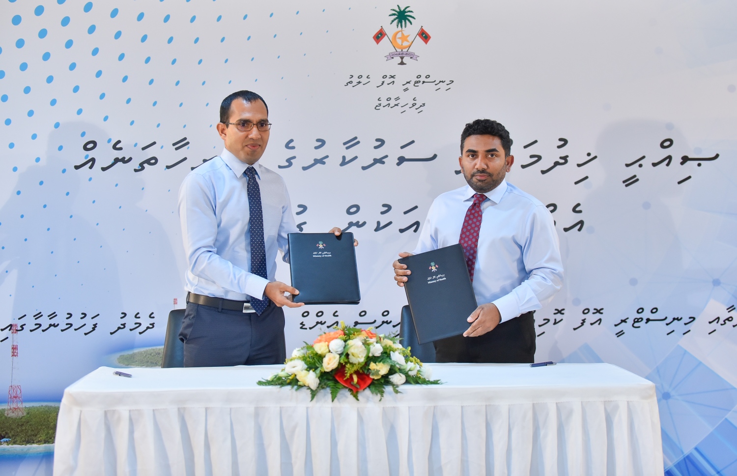 މާލެ: ޖެނުއަރީ 22، 2019- ސަރުކާރުގެ ސިއްހީ ޚިދުމަތް ދޭ ހުރިހާ ތަނެއް އެއް ވިއުގާ އަކުން ގުޅުވައިލުމާ ގުޅޭ އެއްބަސްވުމުގައި ހެލްތު މިނިސްޓަރު އަމީނާއި ސައިންސް އެންޑް ޓެކްނޮލޮޖީ މިނިސްޓަރު މަލީހް މިއަދު ސޮއިކުރައްވުމަށް ފަހު އެއްބަސްވުން ބަދަލުކުރައްވަނީ.---ފޮޓޯ: އަހުމަދު ނިޝާތު/މިހާރު