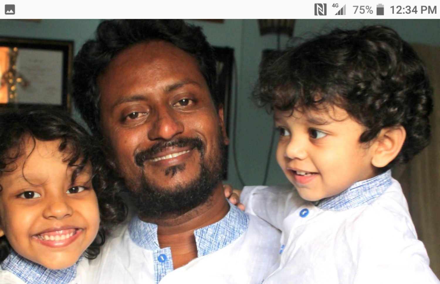 ޖިއާން (ވ) އޭނާގެ ބައްޕަ އާއި ފިރިހެން ކޮއްކޮއާ އެކު