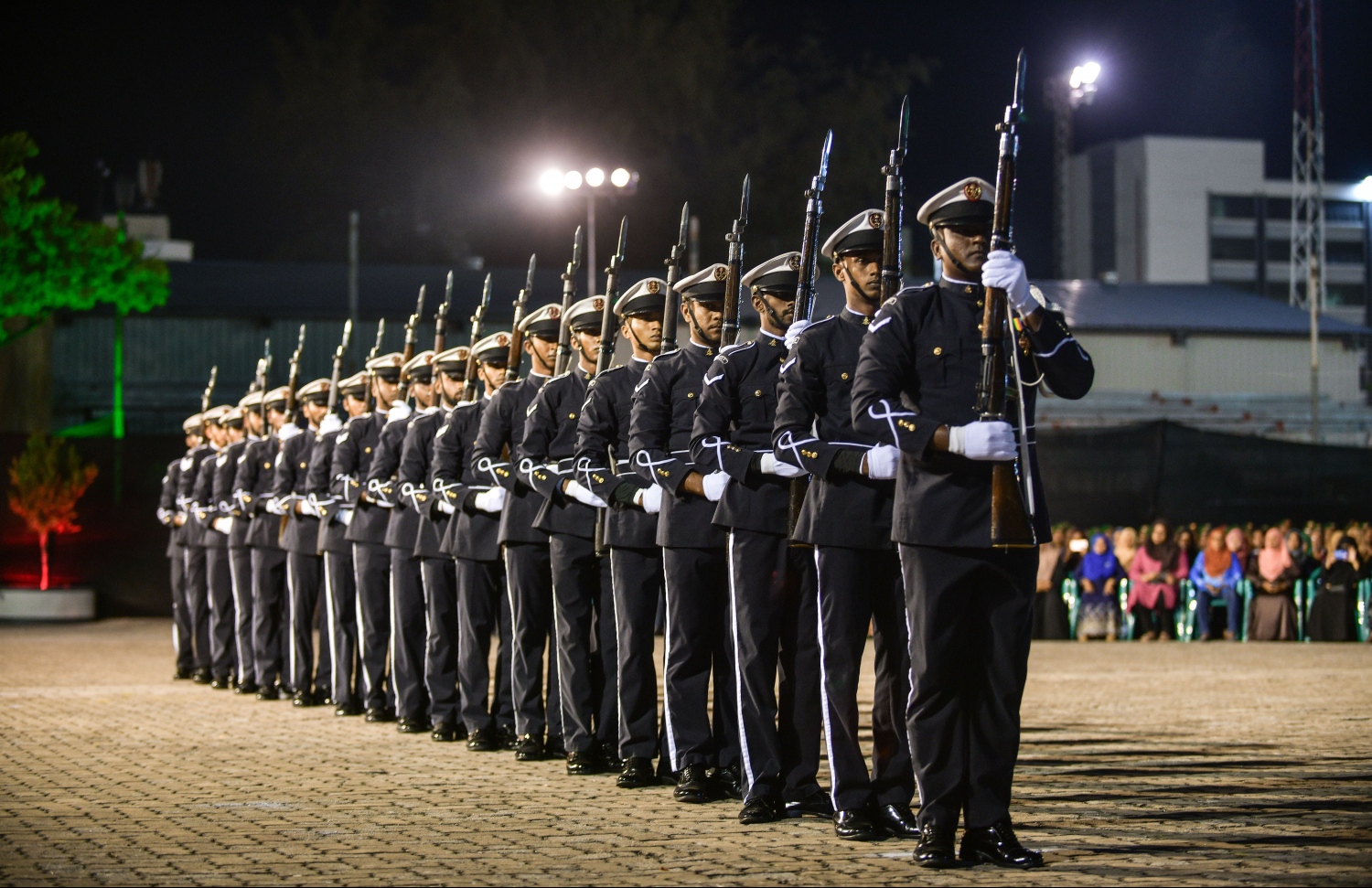 ސިފައިންގެ 64 ވަނަ އަސާސީ ތަމްރީނު ބެޗު ހުވާކުރުމާއި ބަޑި ހަވާލުކުރުމުގެ ރަސްމިއްޔާތުގައި ސިފައިންގެ ޑްރިލްއެއް މިރޭ ދައްކާލަނީ.-- ފޮޓޯ: ހުސައިން ވަހީދު/ މިހާރު