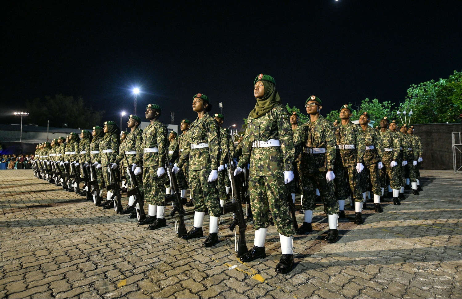 ސިފައިންގެ 64 ވަނަ އަސާސީ ތަމްރީނު ބެޗު ހުވާކުރުމާއި ބަޑި ހަވާލުކުރުމަށް މިރޭ ބޭއްވި ރަސްމިއްޔާތުގައި ބައިވެރިވި ބައެއް ސިފައިން.---ފޮޓޯ: ހުސައިން ވަހީދު/މިހާރު