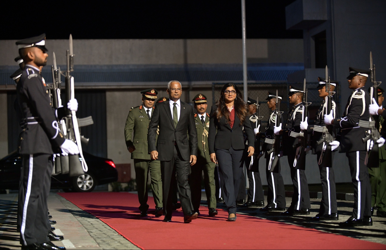 މާލެ: ޖެނުއަރީ 22، 2019- ސިފައިންގެ 64 ވަނަ އަސާސީ ތަމްރީނު ބެޗު ހުވާކުރުމާއި ބަޑި ހަވާލުކުރުމުގެ ރަސްމިއްޔާތު ޝަރަފުވެރި ކޮށްދެއްވުމަށް ރައީސް އިބްރާހިމް މުހައްމަދު ސޯލިހް ކަޅުތުއްކަލާކޮއްޓަށް ވަޑައިގަންނަވާއިރު އެމަނިކުފާނުގެ އަރިހުގައި ޑިފެންސް މިނިސްޓަރު މާރިޔާ އަހުމަދު ދީދީ.---ފޮޓޯ: ހުސައިން ވަހީދު/މިހާރު